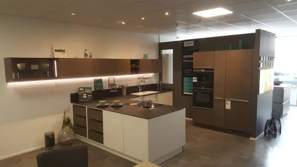 Moderne Einbauküche mit Kochinsel, Holzfronten und integrierten Elektrogeräten.